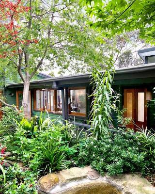 The Black Cockatoo - Secret Garden Treetops Home