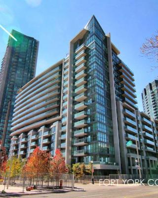 Lakefront living Downtown Toronto - Free Parking and Gym