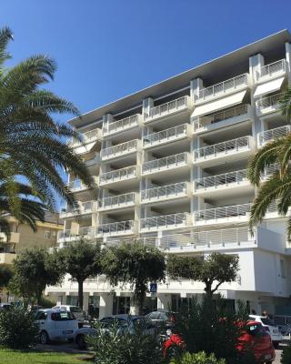 FRONTE MARE-CENTRALE-Riviera Palace-Giulianova-Apartment-nei mesi di Luglio e Agosto Prenotazioni solo da Sabato a Sabato