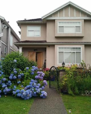Helen's House / Close to Skytrain and Airport