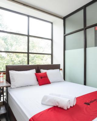 RedDoorz near Eka Hospital BSD City