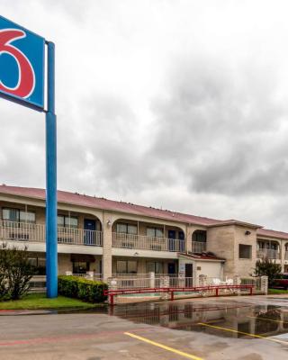 Motel 6 San Antonio, TX - Frost Bank Center