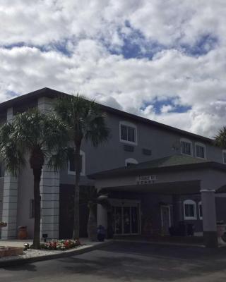 Days Inn & Suites by Wyndham Bonita Springs North Naples