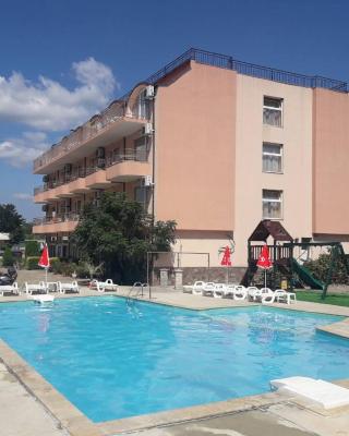 Hotel Black Sea - Breakfast, Pool & Free Parking
