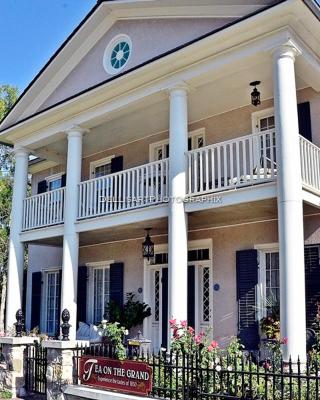 The Carriage House Flat - Downtown Paris Canada