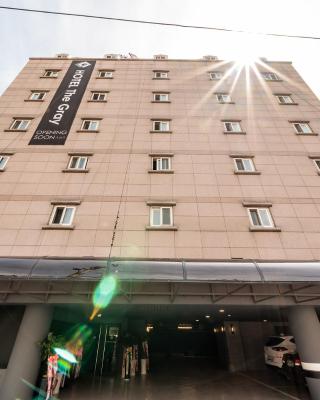 THE GRAY HOTEL
