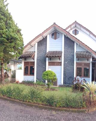 Villa Bougenville 2, Jalan Raya Kota Bunga