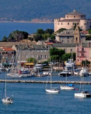 Appartement plein centre Saint Florent face au port