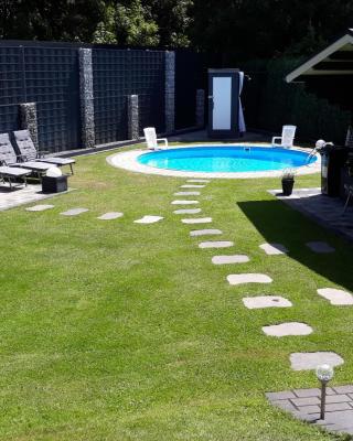 FeWo Meyer mit privatem Pool & Gartensauna