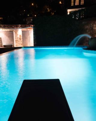 Tranquil Infinity Pool Getaway (private jacuzzi and steam bath, pool, garden, sea and city views)
