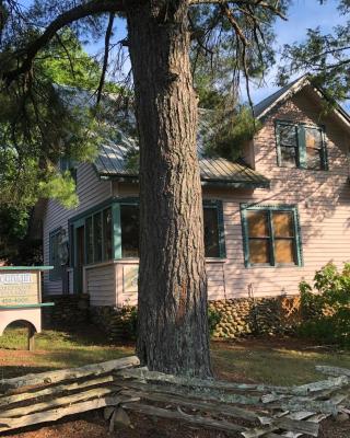 Smokies Bed and Breakfast - Evergreen Cottage Inn