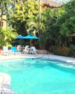 Newer & Roomy w/2 Pools. No Car Needed. Beaches, Restaurants & Shopping W/I walking distance. Taxis and buses abundant for reasonable price if needed