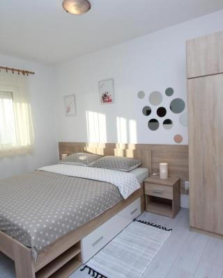Apartments and Room Eva