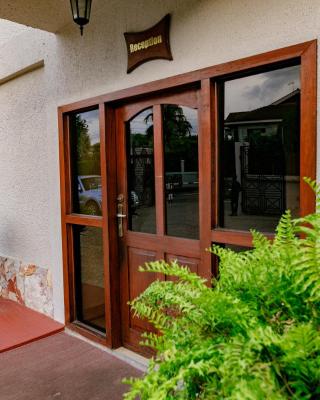 Mahogany Lodge, Cantonments