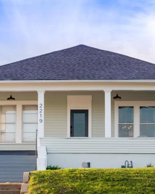 Restored 1930s Uptown Bungalow 2 min. to Magnolia