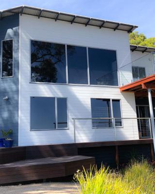 BAY OF FIRES BEACH SHACK ocean views from a modern Beachhouse