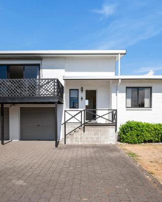 Lake Vista at Two Mile Bay- Taupo Central Home