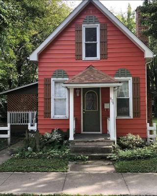 Downtown 2 Bedroom Cottage, Sleeps 6, Walking Distance to Honeywell, Downtown Restaurants, Shopping