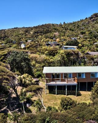 Seaview, Sun and Surf - Piha Holiday Home