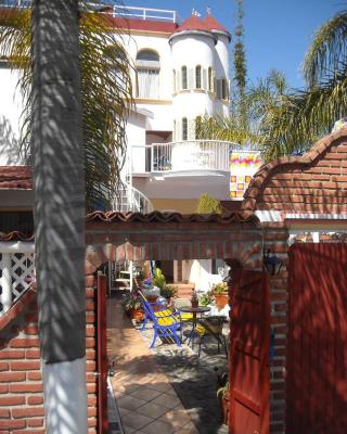 Welcome to Casa Viva Mexico 3-bedrooms 2-bathroms 6-Guests close to Shoping Center & Beach