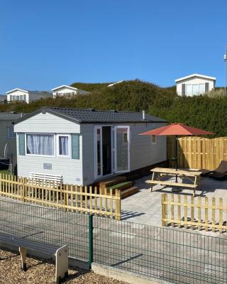 Luxe Chalet op camping Duindoorn, IJmuiden aan Zee, in de buurt van F1 circuit Zandvoort en Bloemendaal op loopafstand strand