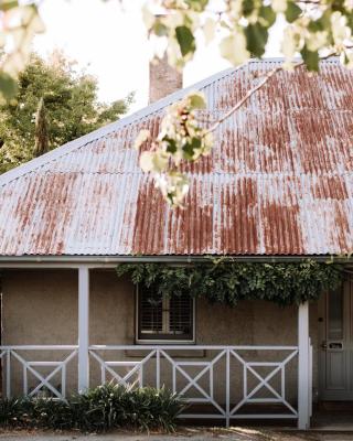 French Cottage Beechworth with stunning Alfresco Garden