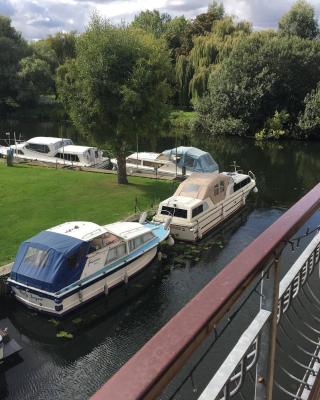 Waterfront House In The Heart Of St Neots