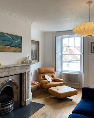 Stunning Georgian Flat in The Heart of Midhurst Old Town