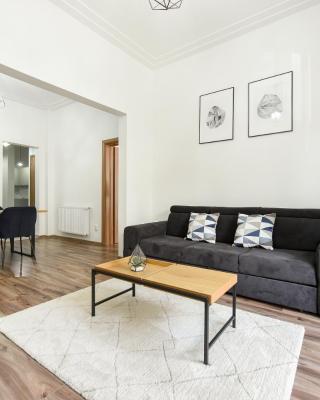 SIMPLE YET STYLISH. Piata Revolutiei Apartment