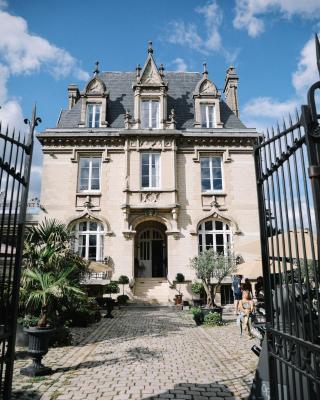 La Villa by Michel Gonet