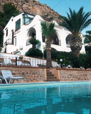 Villa del Golfo Urio with swimming pool shared by the two apartments