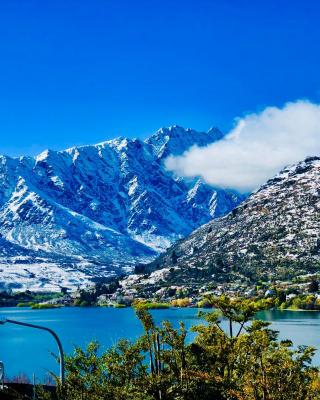 Awesomely Cozy Queenstown Home with a View