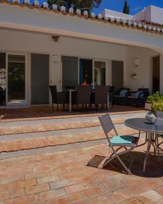 Roofed Villa in Albufeira with Private Swimming Pool