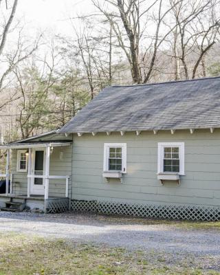 Camelback cottage - on ONE ACRE & near local attractions