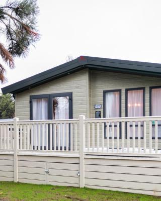 The White Rose Lodge with Hot Tub