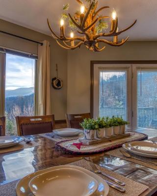 3 Decks, Mtn Views! Tree Tops by HoneyBearCabins - Luxury Rain Showers, 3 King suites, XL HotTub, Bear Sightings