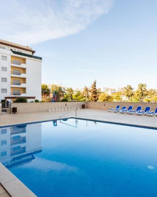 James's Quinta das Palmeiras, spacious 2 bedroom apartment in luxury complex, walking distance to town and beach