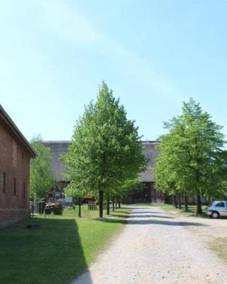 Futterhaus neben der Wasserburg Liepen