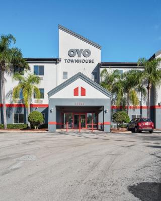 OYO Townhouse Orlando West