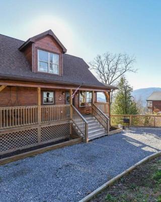 Walnut Ridge Cabin. Sleeps 7-11! Hot tub, pool table, minutes to downtown Gatlinburg!