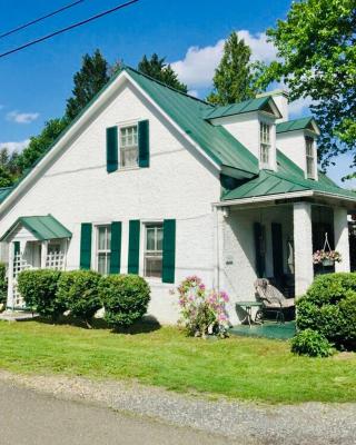Across The INN Entire 3 bedr Colonial House with lovely porch & extremely fast Wi-Fi