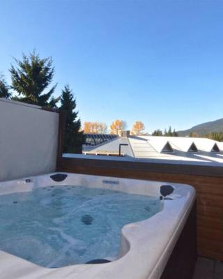 Hearthstone Lodge loft, Village centre, Private Hot tub, sleeps 6