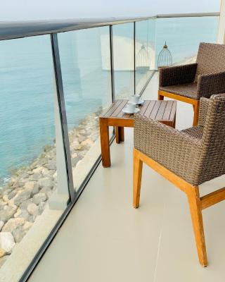 Luxurious 2 bedroom Beachfront Apartment - direct seaview