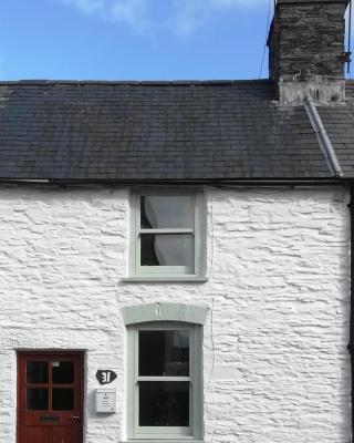 Tri deg un, cottage for 2 adults and 2 children