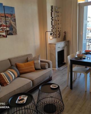 Pretty and quiet top floor 2 bedroom flat in the port area of Nice