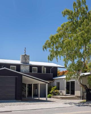 Renovated Wanaka Classic with Lake Views