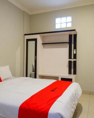 RedDoorz Plus near Jogja City Mall 5