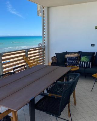 Appartamento con terrazza di 35 mq fronte mare-Wifi-Barbecue