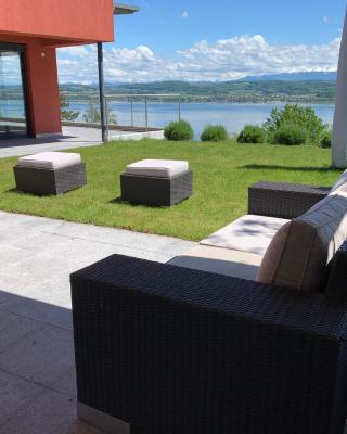 Villa au bord du lac de Morat avec vue imprenable