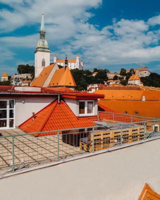 Majestic views from a 60m2 private terrace - Castle, Cathedral, Old Town